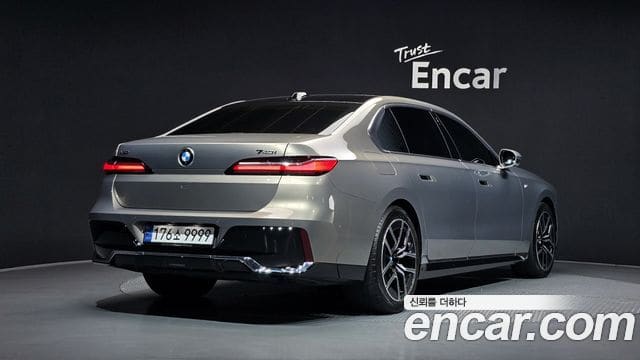 BMW 7 Series — фото 1