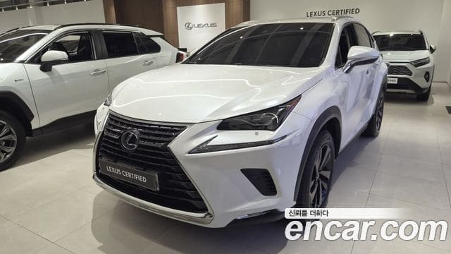 Lexus NX300h — фото 1