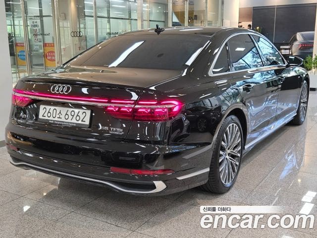 Audi A8 — фото 1