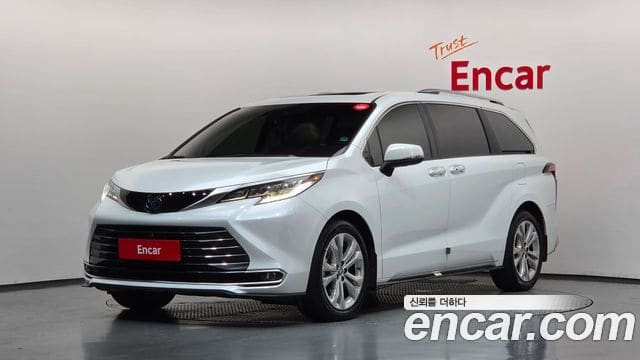 Toyota Sienna — фото 1