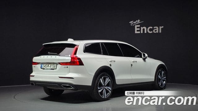 Volvo V60 Cross Country — фото 1