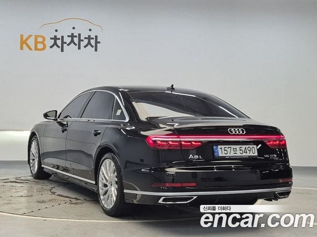 Audi A8 — фото 1