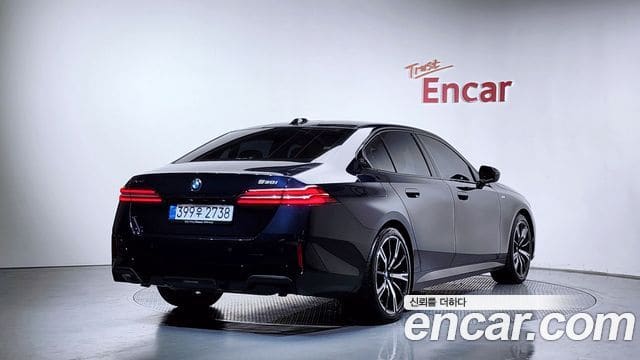 BMW 5 Series — фото 1