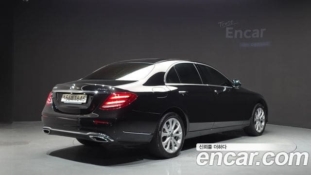 Mercedes-Benz E-Class — фото 1
