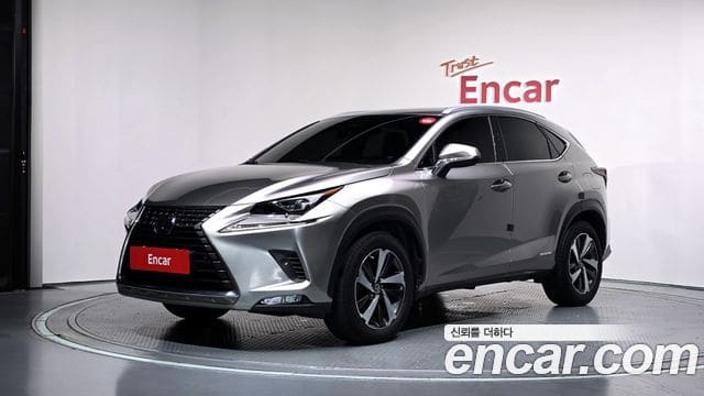 Lexus NX300h — фото 1