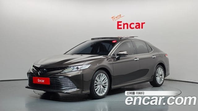 Toyota Camry — фото 1