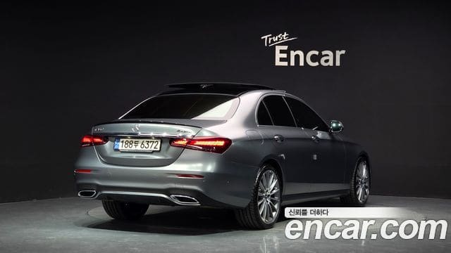 Mercedes-Benz E-Class — фото 1