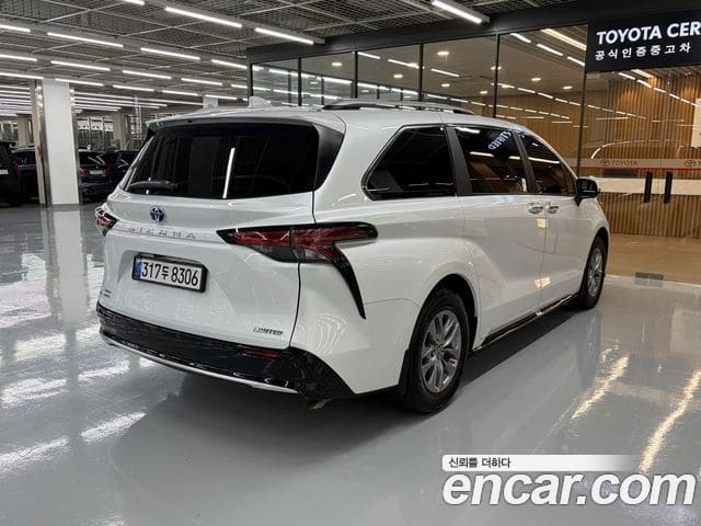 Toyota Sienna — фото 1