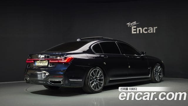 BMW 7 Series — фото 1