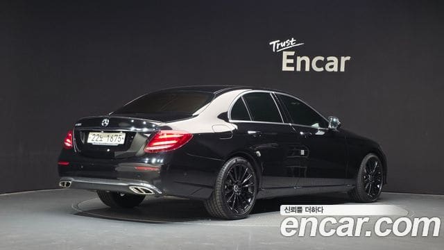 Mercedes-Benz E-Class — фото 1