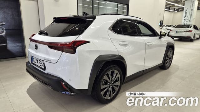 Lexus UX300h — фото 1