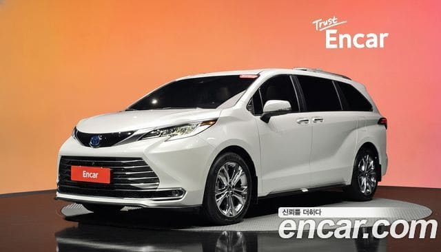 Toyota Sienna — фото 1