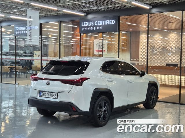 Lexus UX300h — фото 1