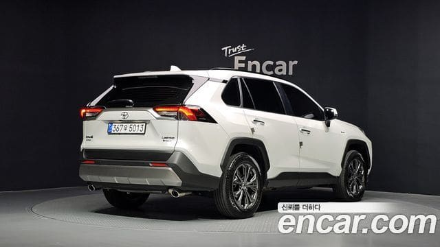 Toyota RAV4 — фото 1