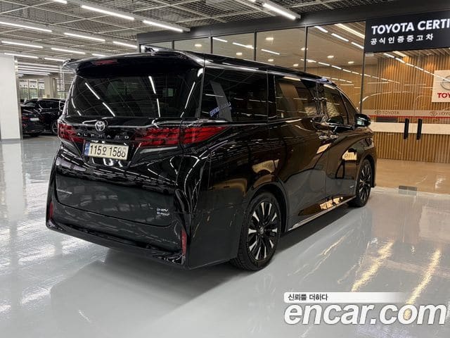 Toyota Alphard — фото 1