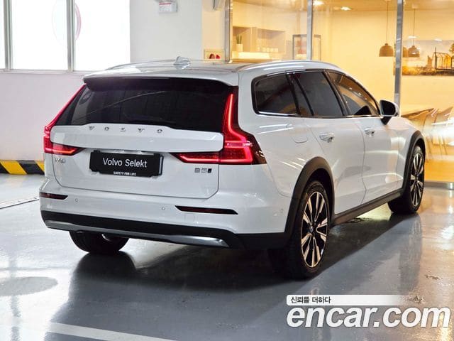 Volvo V60 Cross Country — фото 1