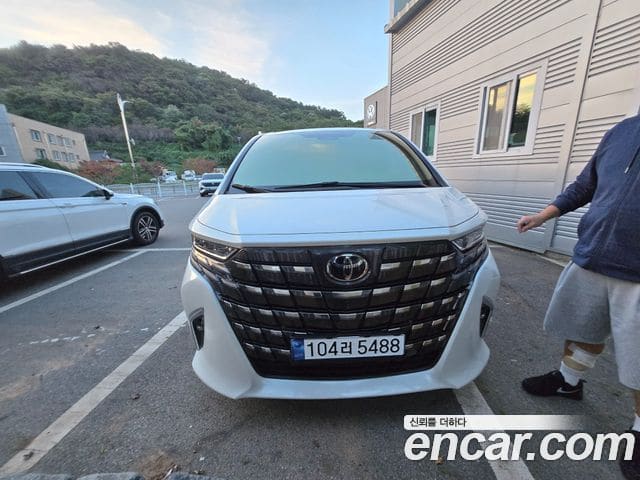 Toyota Alphard — фото 1