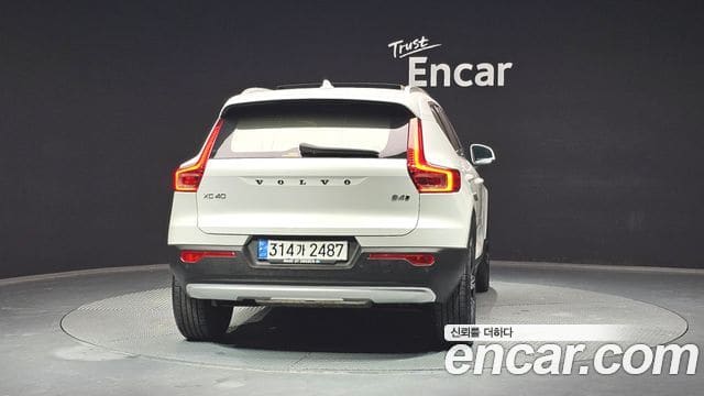 Volvo XC40 — фото 1