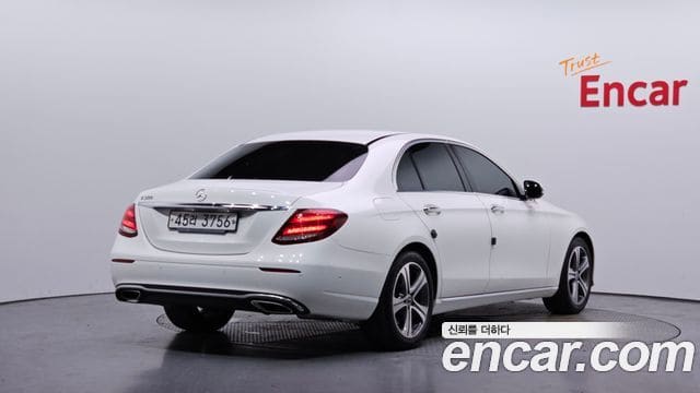 Mercedes-Benz E-Class — фото 1