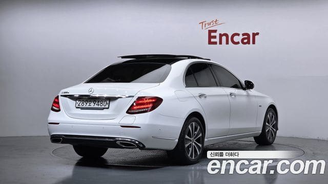 Mercedes-Benz E-Class — фото 1