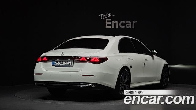 Mercedes-Benz E-Class — фото 1