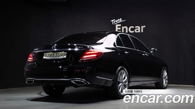 Mercedes-Benz E-Class — фото 1