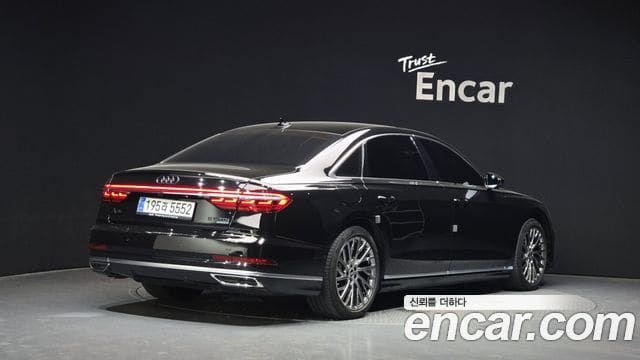Audi A8 — фото 1