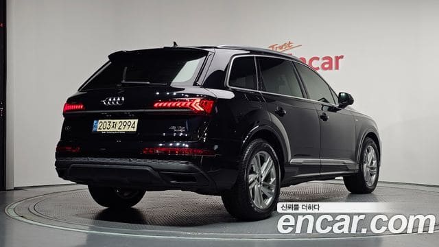 Audi Q7 — фото 1