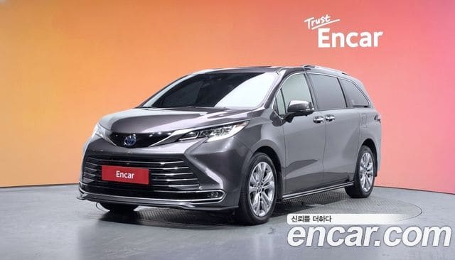 Toyota Sienna — фото 1