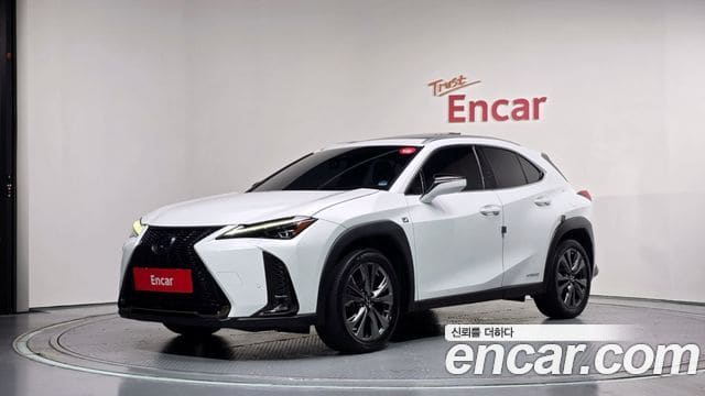Lexus UX250h — фото 1