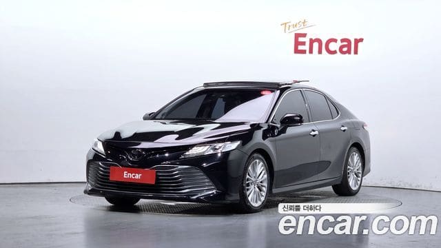 Toyota Camry — фото 1