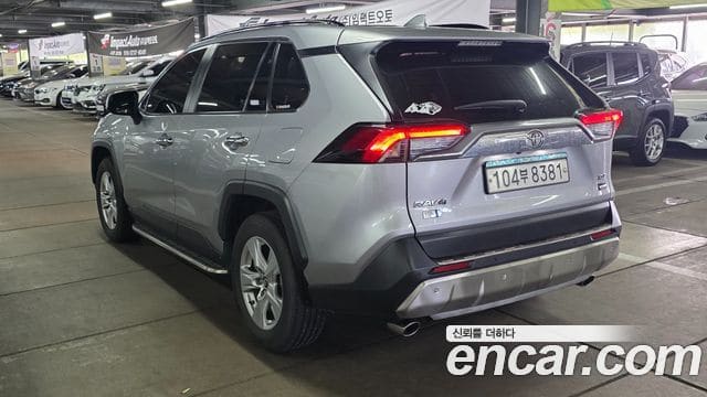 Toyota RAV4 — фото 1
