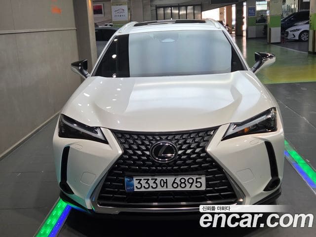 Lexus UX300h — фото 1