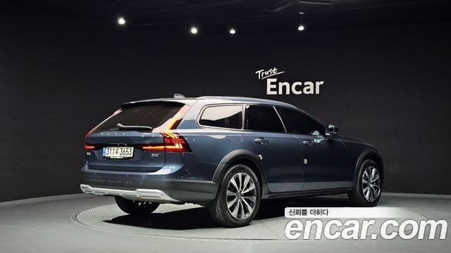 Volvo V90 Cross Country — фото 1