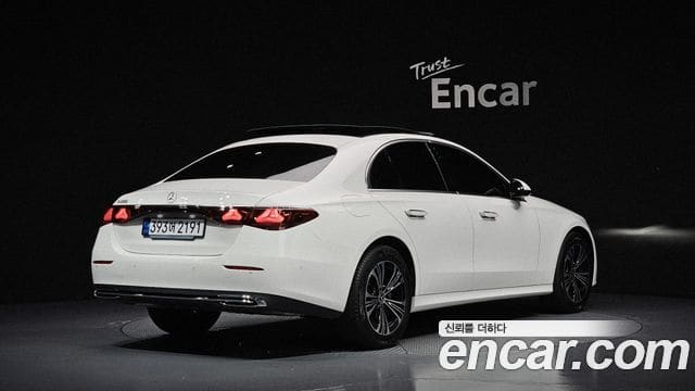Mercedes-Benz E-Class — фото 1