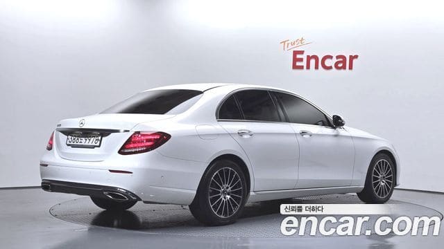 Mercedes-Benz E-Class — фото 1