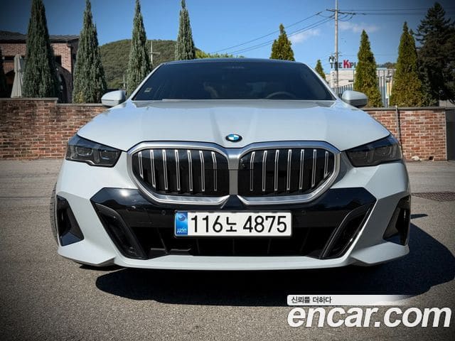 BMW 5 Series — фото 1