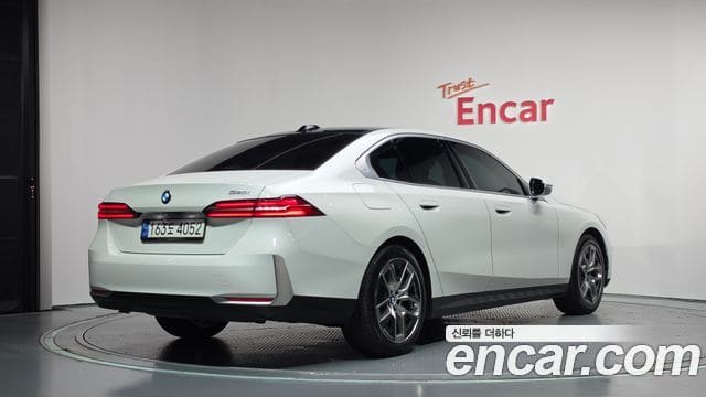 BMW 5 Series — фото 1