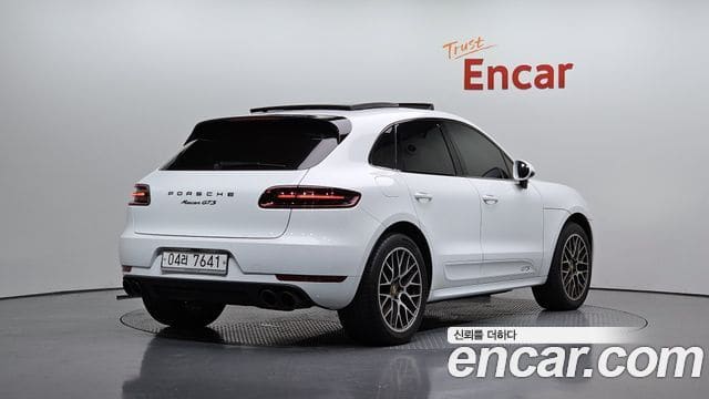 Porsche Macan — фото 1