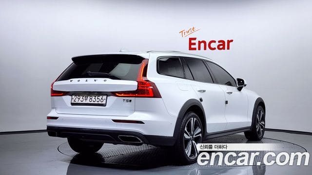 Volvo V60 Cross Country — фото 1