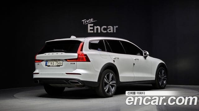 Volvo V60 Cross Country — фото 1