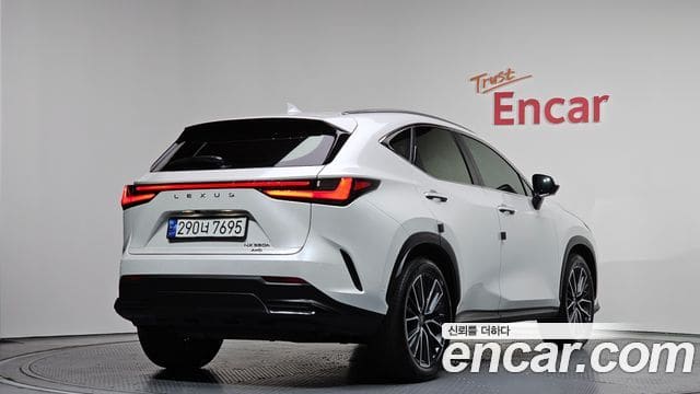 Lexus NX350h — фото 1