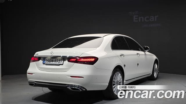Mercedes-Benz E-Class — фото 1