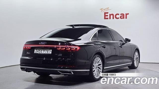 Audi A8 — фото 1