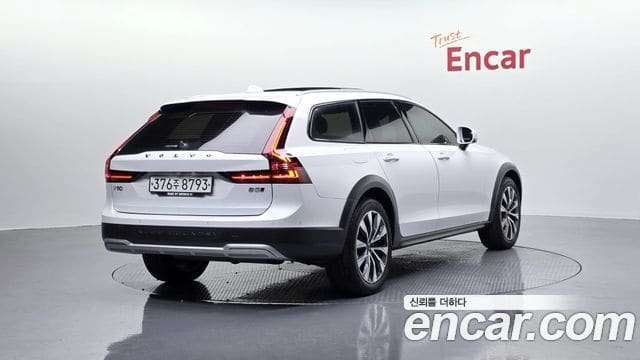 Volvo V90 Cross Country — фото 1