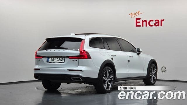 Volvo V60 Cross Country — фото 1
