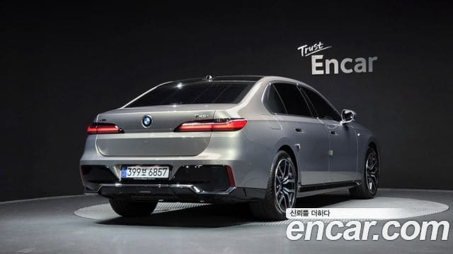 BMW 7 Series — фото 1