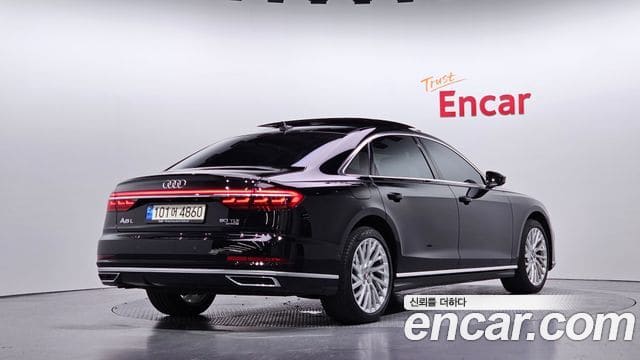 Audi A8 — фото 1