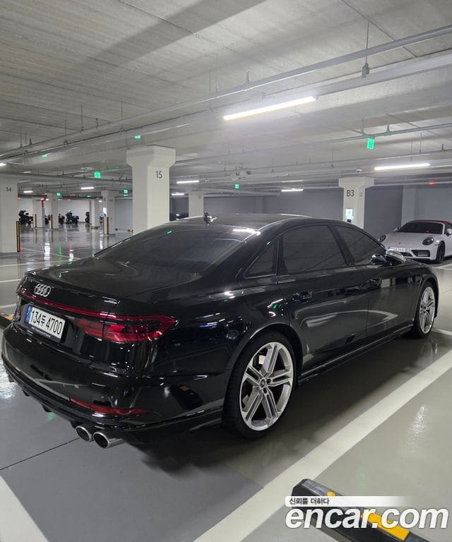 Audi A8 — фото 1