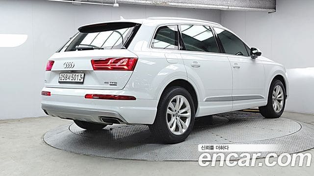 Audi Q7 — фото 1